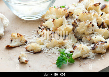 Chou-fleur rôti servi avec du parmesan et du persil. Banque D'Images