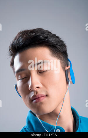 Young man listening to music Banque D'Images