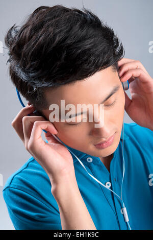 Young man listening to music Banque D'Images