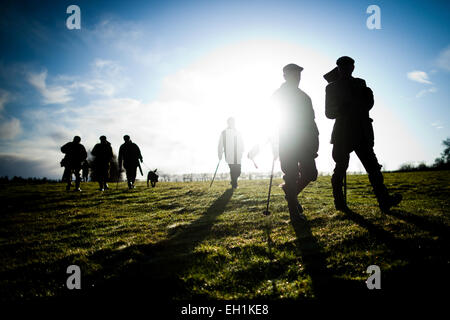 Photo de paysage canons hommes marcher sur le disque suivant sur un jeu tourner en Angleterre, Royaume-Uni Banque D'Images