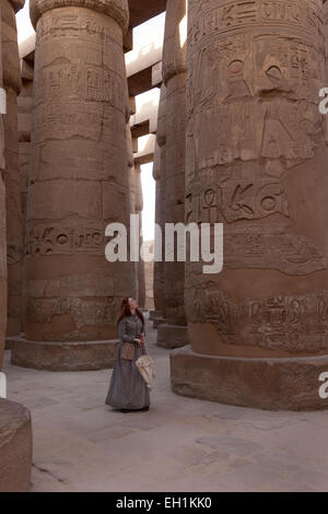 Une actrice en costume jouez un rôle complexe du temple de Karnak, Louxor, Egypte Banque D'Images