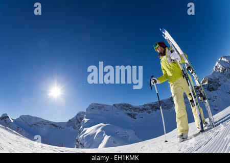 Vue fisheye de woman holding ski avec poteaux Banque D'Images