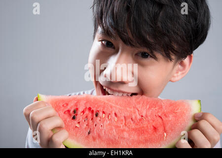 Young man eating watermelon Banque D'Images