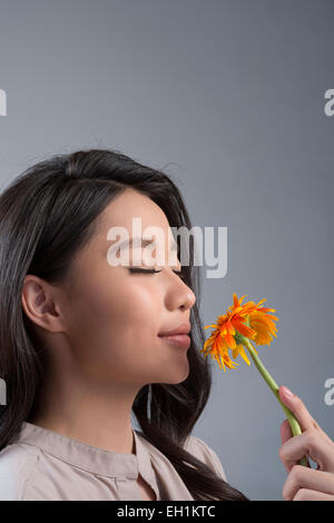 Jeune femme et daisy Banque D'Images