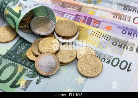 Euro (EUR) pièces de monnaie et de billets. Coins en haut un 100 EUR note. Banque D'Images