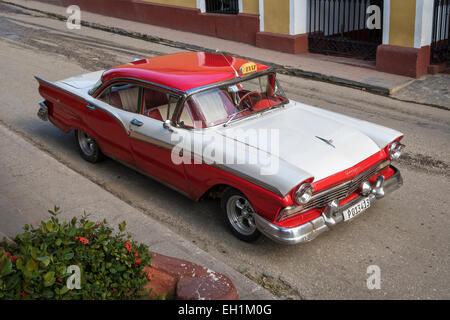 1957 Ford Fairlane Americana classique sur la rue à Trinidad de Cuba. Banque D'Images