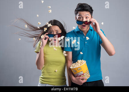 Jeune couple watching movie Banque D'Images