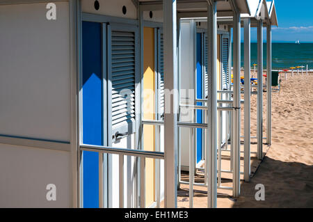 Des vestiaires vue tourné sur la plage de sable en Italie Banque D'Images