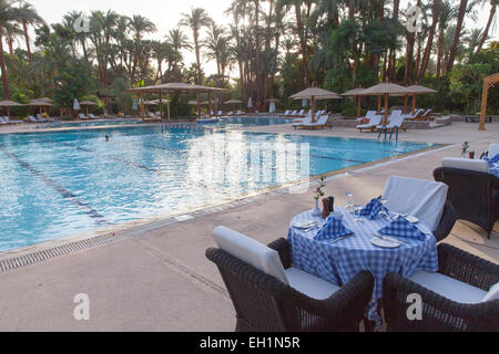 Piscine à l'Ancien Palais d'hiver hotel, Luxor, Egypte. Banque D'Images