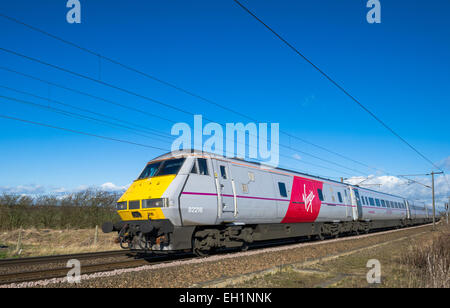 La nouvelle ville de franchise entre la côte est vierge et Stagecoach locomotive électrique dans la nouvelle livrée rouge et gris. Banque D'Images