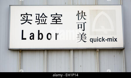 Hefei, Chine. 12Th Nov, 2014. Le signe se lit "laboratoire" dans les locaux du fabricant de ciment Sievert AG à Hefei, Chine, 12 novembre 2014. Photo : Spata Ole/dpa/Alamy Live News Banque D'Images