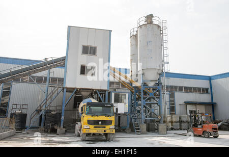 Hefei, Chine. 12Th Nov, 2014. Un camion se tient dans les locaux du fabricant de ciment Sievert AG à Hefei, Chine, 12 novembre 2014. Photo : Spata Ole/dpa/Alamy Live News Banque D'Images