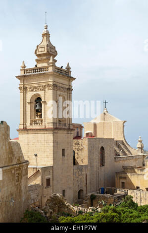 Vue de la cathédrale catholique avec avec un grand tour de l'église dans la citadelle, Cittadella, Victoria, Rabat, Gozo, Malte Banque D'Images