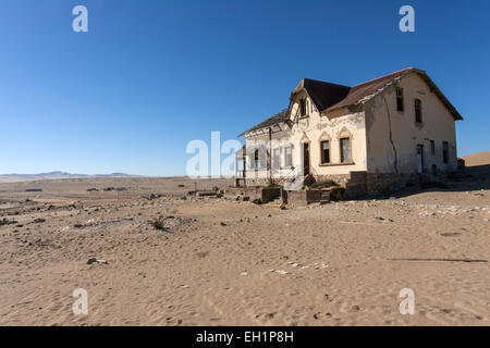 Maison ancienne dans l'ancienne ville de diamants, maintenant une ville fantôme, Kolmanskop, Kolmannskuppe, près de Lüderitz, Namibie Banque D'Images