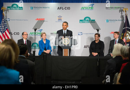 Le président américain Barack Obama souligne de nouvelles règles pour protéger les comptes de retraite des frais excessifs par les entreprises lors d'un discours prononcé le 23 février 2015 à Washington, DC. Se joindre à Obama est secrétaire du Travail Thomas Perez, le sénateur Elizabeth Warren, directeur général Richard Le CFPB et l'AARP Collecting useful outcome information on mental health services chef Jo Ann Jenkins. Banque D'Images