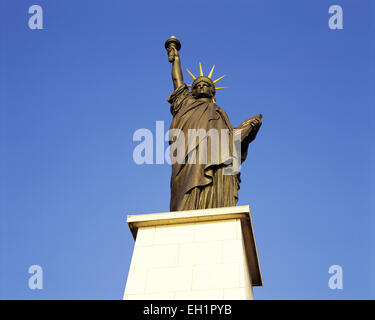 Un peu moins connue, la Statue de la liberté au-dessus de la Seine, Paris, France Banque D'Images