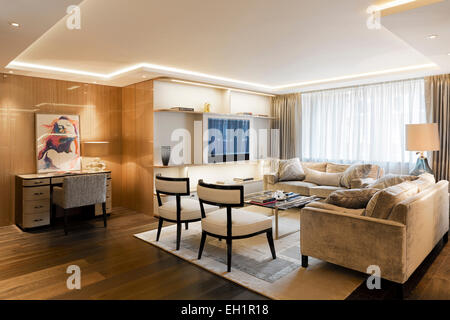 Luxueux appartement à Belgravia London. Salon avec plafond détail lumières. Zone d'étude et construit dans des étagères. Banque D'Images