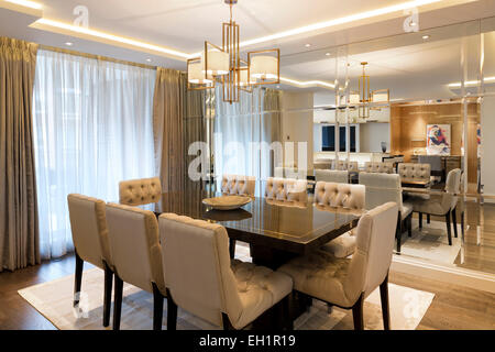 Luxueux appartement à Belgravia London. Coin repas avec table sur mesure et miroir mural. Banque D'Images