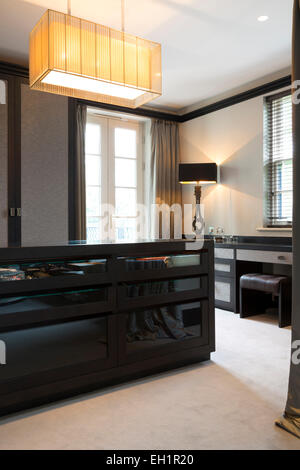 Dressing Master Suite avec placards et coin salon avec cheminée. Intérieur luxueux conçu accueil à Harrogate. Banque D'Images