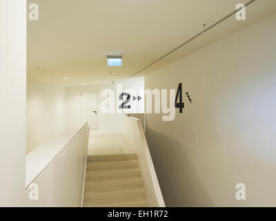 Escalier blanc dans EYE Film Institute Netherlands, centre néerlandais de la culture et du patrimoine cinématographique. Banque D'Images