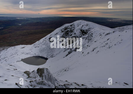 Les randonneurs d'hiver on snowy Dow Crag. Brown Buck Pike, Blind Tarn Voie Lactée ciel d'hiver, la neige Dow Crag de Coniston le vieil homme Banque D'Images