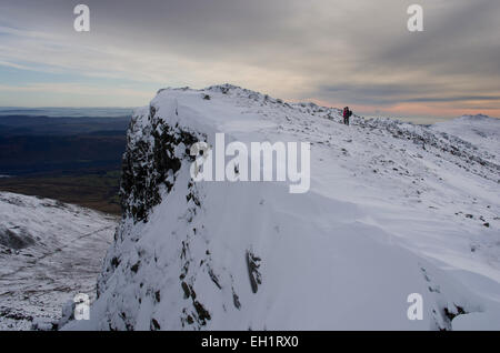 Les randonneurs d'hiver on snowy Dow Crag. Buck Pike, Voie Lactée ciel d'hiver, la neige Dow Crag de Coniston le vieil homme Banque D'Images