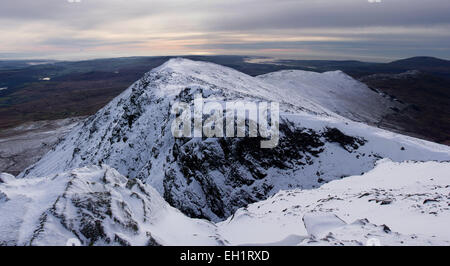 L'hiver sur Dow Crag. Buck Pike, Voie Lactée ciel d'hiver, la neige Dow Crag de Coniston le vieil homme Banque D'Images