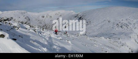 Walker hiver sur Dow Crag. Voie Lactée ciel d'hiver, la neige est tombée et Dow Crag Brim Coniston le vieil homme Banque D'Images