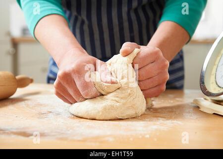 Close Up of Hands Kneading Dough Banque D'Images