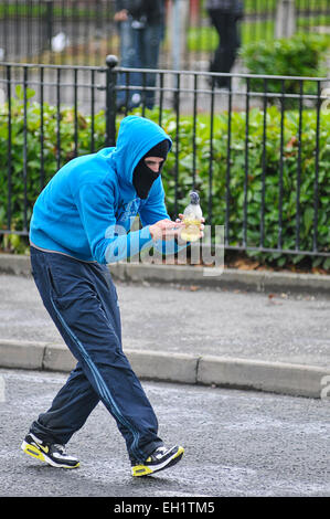 La préparation de la jeunesse nationaliste de jeter un cocktail Molotov au cours des émeutes dans le Bogside, Derry, Londonderry, en Irlande du Nord Banque D'Images