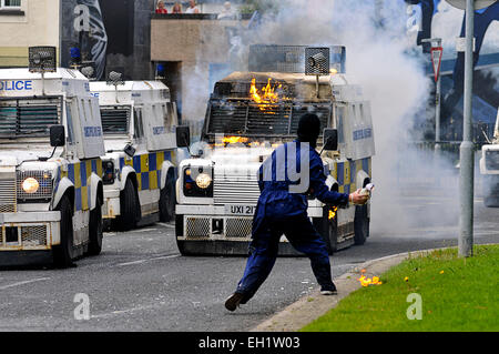 Les jeunes nationalistes lancer cocktails Molotov sur des véhicules au cours des émeutes de PSNI le Bogside, Derry, Londonderry, en Irlande du Nord Banque D'Images