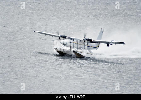 Moteur à hélice double hydroplan décoller de la surface de l'eau Banque D'Images