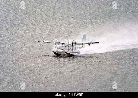 Moteur à hélice double hydroplan décoller de la surface de l'eau Banque D'Images