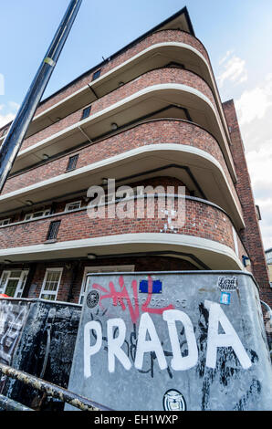 Une poubelle portant le mot Prada sur un lotissement sur la rue Quaker dans la région de East London Shoreditch Banque D'Images