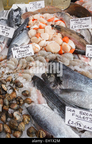 Le poisson frais sur l'étal d'un poissonnier au Prieuré ferme, Nutfield, Surrey, Royaume-Uni. veaseyandsons.co.uk Banque D'Images