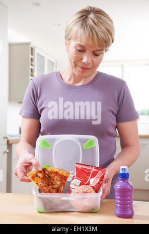 Woman Preparing Lunch malsaine dans la cuisine Banque D'Images