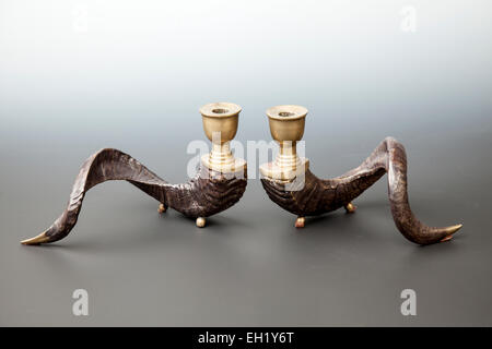 Vintage paire de chandeliers en laiton corne de bélier. Banque D'Images