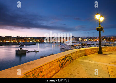 Zea Marina comme vu de la promenade, Athènes, Grèce. Banque D'Images