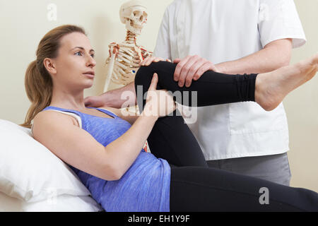 Ostéopathe Mâle Femelle Traitement Patient avec problème de hanche Banque D'Images