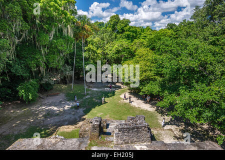 Vue du Temple du masque à Lamanai, ruines mayas, rainforest près d'Indian Church village, district d'Orange Walk, Belize Banque D'Images