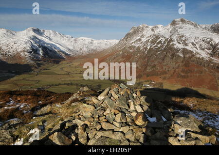 Elterwater hiver. crinkle crags bowfell et langdale pikes Pike de Side Banque D'Images