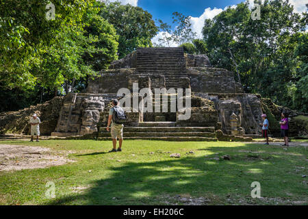 Temple de masque à Lamanai, ruines mayas, rainforest près d'Indian Church village, district d'Orange Walk, Belize Banque D'Images