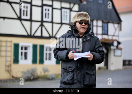 Directeur chinois Hao Ran se tenir sur la place du village pendant le tournage d'une scène d'une comédie romantique en chinois Hoefgen, Allemagne, 2 mars 2015. La production chinoise raconte l'histoire d'un acteur non de Beijing qui, par coïncidence, achète une maison en Allemagne. Photo : Jan Woitas/dpa Banque D'Images