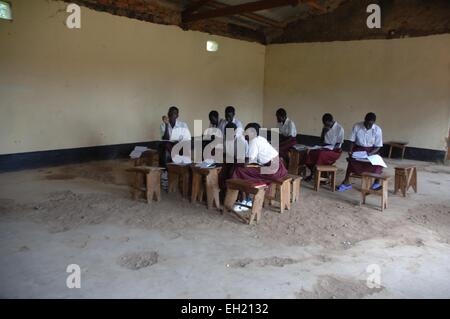 Les jeunes filles l'apprentissage à une école financée par l'Union européenne à Yei, Sud Soudan. Banque D'Images