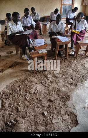 Les jeunes filles l'apprentissage à une école financée par l'Union européenne à Yei, Sud Soudan. Banque D'Images