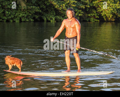 Résident de Kauai et naviguer dans le chien dans la rivière Hanalei, Kauai Hanalei Banque D'Images