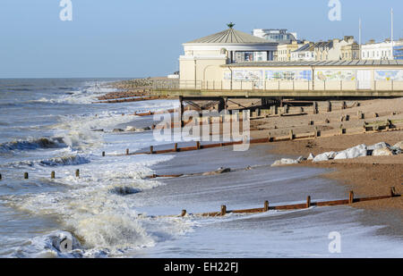 Avis sur le rivage de la plage de Worthing, West Sussex, Angleterre. Banque D'Images