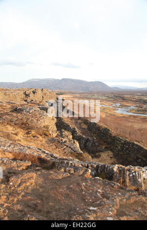 Rocks en couches dans la fissure de la croûte de la terre mid Atlantic ridge Le Parc National de Thingvellir Islande Banque D'Images