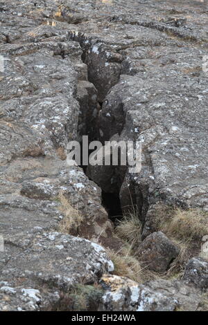 Rocks en couches dans la fissure de la croûte de la terre mid Atlantic ridge Le Parc National de Thingvellir Islande Banque D'Images