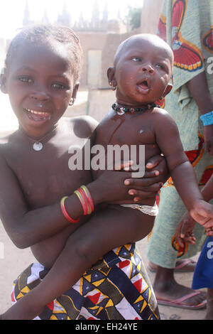 SANGA, MALI - 29 septembre 2008 : Enfants non identifiés d'un village en pays Dogon le 29 septembre 2008, de Sanga, au Mali Banque D'Images